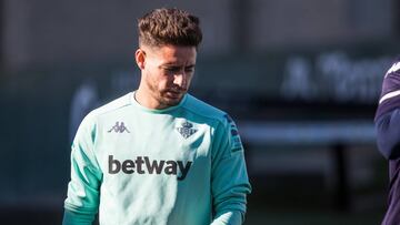 Álex Moreno, en un entrenamiento.