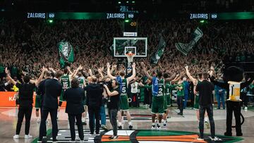 Jugadores del Zalgiris Kaunas saludando a su afición.