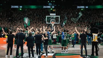 Jugadores del Zalgiris Kaunas saludando a su afición.