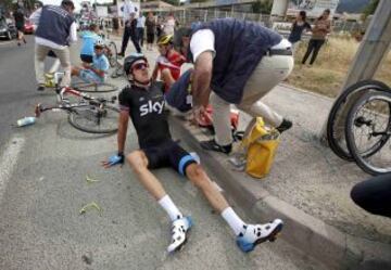 Accidente del pelotón a 5 kilómetros de la meta. Geraint Thomas es atendido en el suelo.