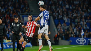 SAN SEBASTIÁN, 01/11/2025.- El defensa de la Real Sociedad Jon Martin (d) despeja el balón en el partido ante el Athletic de Bilbao de LaLiga que se disputa este sábado en el estadio Reale Arena de San Sebastián. EFE/ Juan Herrero