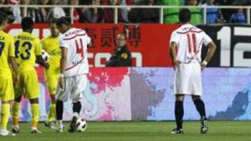 <b>POLÉMICA. </b>Al final del Sevilla-Villarreal el lanzamiento de balones interrumpió el juego.