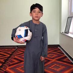 El niño afgano de la camiseta de plástico de Messi: “Por favor, sálvenme de esta situación”