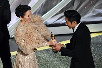 Sandra Ohentrega el premio a Kazu Hiro por 'El escándalo'.