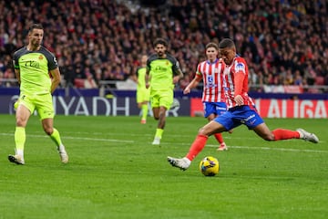 El jugador del Atl¨¦tico de Madrid, Samu Lino, marca el 1-0 al Mallorca.