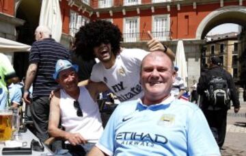 Los ingleses esperan la hora del partido disfrutando de las terrazas de la Plaza Mayor.