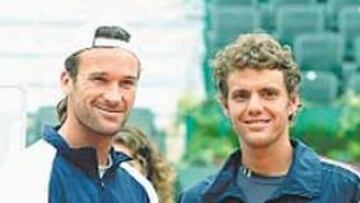 <b>CON EL RIVAL. </b>Moyá se saluda con Mathieu tras el sorteo