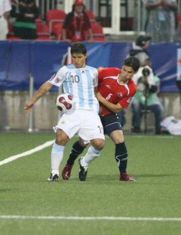 Las constantes lesiones obligaron al defensa Nicolás Larrondo a dejar el fútbol a los 27 años. El mundialista en Canadá 2007, alternó la titularidad en Universidad de Chile, donde salió campeón en 2009.