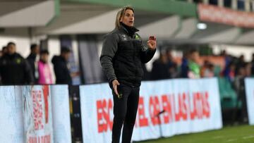 FLORENCIO VARELA, ARGENTINA - AUGUST 21:  Sebastian Beccacece, coach of Defensa y Justicia, gestures during a Liga Profesional 2022 match between Defensa y Justicia and Boca Juniors at Estadio Norberto Tomaghello on August 21, 2022 in Florencio Varela, Argentina. (Photo by Daniel Jayo/Getty Images)