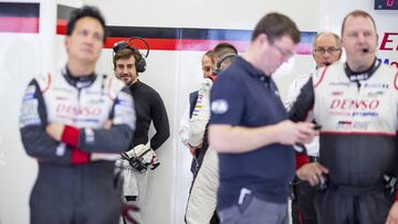 Fernando Alonso, en el box de Toyota.