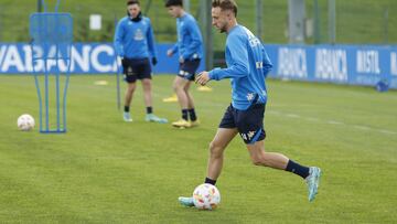 Víctor Narro en un entrenamiento con el Deportivo.