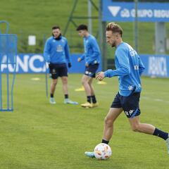 Cano medita pasar a tres centrales con Villares y Narro como carrileros