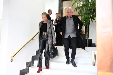 Terelu Campos, Sandra Ibarra y José Ramón Lucas a la salida de la capilla ardiente.