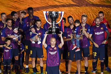 Andr¨¦s levantando el trofeo de campe¨®n de LaLiga en 2018.