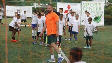 Carvajal passes on his wisdom to the youth of Panama.