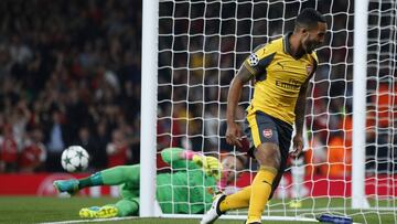 Theo Walcott celebra su gol ante el Basilea. 