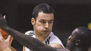 <b>VIEJOS CONOCIDOS. </b>Milan Gurovic controla el balón ante Mous Sonko, con el que coincidió dos temporadas en el Unicaja malagueño.