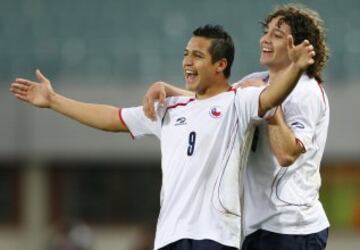 El debut de Marcelo Bielsa como DT en la Roja coincidió con el primer tanto de Sánchez en la Selección. Chile perdió un amistoso ante Suiza por 2-1 en Austria, pero el Niño Maravilla, con 17 años, logró el descuento nacional.