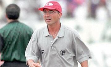 El 2007 llegó a O'Higgins en silencio, tras pasos por el fútbol argentino y peruano. Encabezó una buena campaña y en el 2011 fue contratado por la Universidad de Chile. Asumió en la Roja el 2012 en reemplazo de Claudio Borghi y ganó la Copa América tres años después.