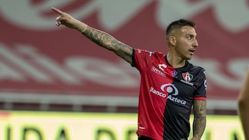 Javier Correa durante un partido en su etapa con el Atlas en la Liga MX.