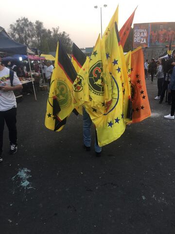 Con su tercer uniforme naranja los vendedores también venden banderas de otras tonalidades. 