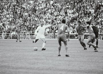 En agosto de 2017 se produjo un hallazgo sorprendente: en unos viejos despachos dentro del estadio de River Plate, dos miembros del Museo de River encontraron una serie de legajos envueltos en una serie de carpetas. Como buenos estudiosos, se pusieron manos a la obra a diseccionar y revisar ese grupo de papeles. Una carpetilla llevaba el siguiente título: "Transferencia del jugador Alfredo Di Stéfano al club de fútbol Barcelona". En esa carpetilla figuraba, con pelos y señales, como el conjunto azulgrana había llegado a un acuerdo con River para fichar a la que luego sería primera estrella del conjunto madridista. Así comenzaba una larga batalla entre Madrid y Barcelona en la que la FIFA impuso una condición a modo de rey Salomón: jugaría en cada equipo en temporadas alternas hasta 1957. Pero Di Stéfano se plantó. En septiembre de 1953 debutaba con el Madrid en un encuentro ante el Nancy francés. Y cada vez que se le preguntaba por su fallido fichaje por el Barcelona, se enfadaba: "¡Ché, no me preguntes más por eso!" y zanjaba cualquier conversación...