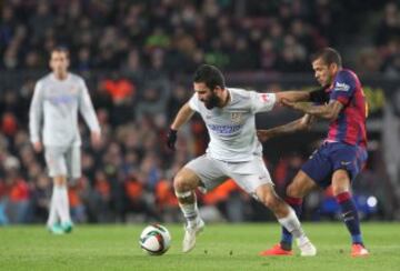 Arda Turan y Dani Alves.