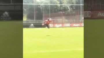 Gol imposible, control de lujo y precisión: así entrena Vidal