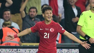 Turkey's midfielder Arda Guler (L) celebrates scoring his team's second goal during the UEFA Euro 2024 qualifer group D football match between Turkey and Wales at Samsun Yeni 19 mayis stadium on June 19, 2023. (Photo by OZAN KOSE / AFP)
