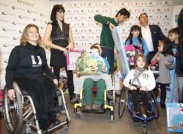 Fernando Verdasco junto con Irene Villa y el Dr. Ángel Martín repartieron juguetes por gentileza de la Clínica Menorca.