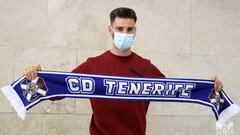 Mario Gonz&aacute;lez, jugador propiedad del SC Braga, posa con una bufanda del CD Tenerife a su llegada a la isla.