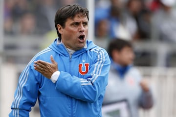 El entrenador de Universidad de Chile Angel Guillermo Hoyos da instrucciones a sus jugadores durante el partido de primera division contra Santiago Wanderers disputado en el estadio Elias Figueroa de Valparaiso, Chile.