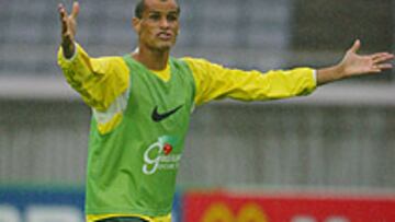 Rivaldo pide el balón durante el último entrenamiento de Brasil en el estadio de Yokohama.