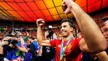 Rodrigo celebra la Eurocopa con España.