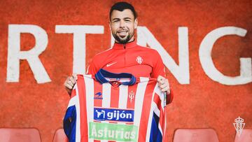Javi Fuego posa con la primer camiseta que vistió en el Sporting.