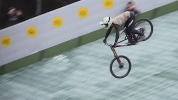 Johannes Fischbach intentando el salto de longitud m&aacute;s largo de la historia en MTB, justo antes de la ca&iacute;da en la pista de esqu&iacute; sin nieve.