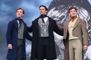 Inspiración del traje del portador de la antorcha durante la ceremonia de apertura de los Juegos Olímpicos de París 2024.