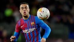 La inminente salida del brasileño del cuadro blaugrana podría abrir un hueco en la titularidad para el seleccionado estadounidense quien busca consolidarse en el esquema de Xavi.