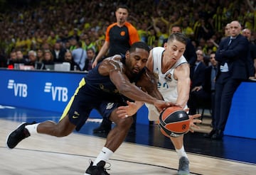 Jaycee Carroll y Brad Wanamaker.