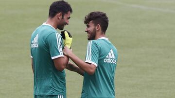Adán y Ceballos, durante un entrenamiento del Betis.