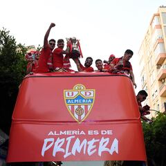 Expectantes con las equipaciones y abonos