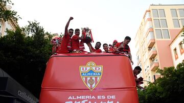 Almeria, 31/05/2022.- Los jugadores de la UD Almería durante la celebración del equipo andaluz hoy martes por las calles de la capital almeriense por su ascenso a Primera División. EFE / Carlos Barba.

