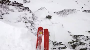 Léo Slemett y sus esquís asomando por 'Quince Metros' a punto de hacer su drop in en Ordino Arcalís (Andorra), parada del Freeride World Tour que a la postre ganaría.