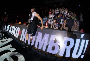 Emotivo homenaje a Mumbrú en el adiós de Miribilla a la ACB