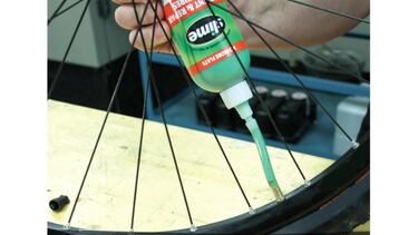 Adiós a los pinchazos en la bici: el sellador con más de 14.000 valoraciones que arrasa en Amazon y encanta a los amantes del ciclismo