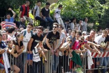 La afición esperaba a los jugadores del equipo merengue a su llegada al hotel de concentración.