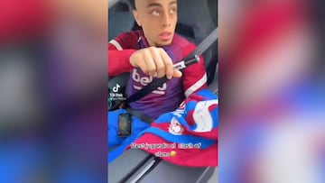 La cazada a Dest al volante cuando paró a firmar a los fans...