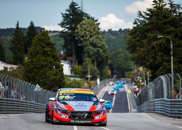 El piloto de Hyundai logró convertirse en el primer piloto español en ser campeón del mundo del Mundial de turismos. Estrenaba equipo esta temporada, y contestó a la oportunidad que le ofreció uno de los mejores fabricantes del campeonato con solidez: cuatro victorias y otros siete podios para no dar opción a los rivales.