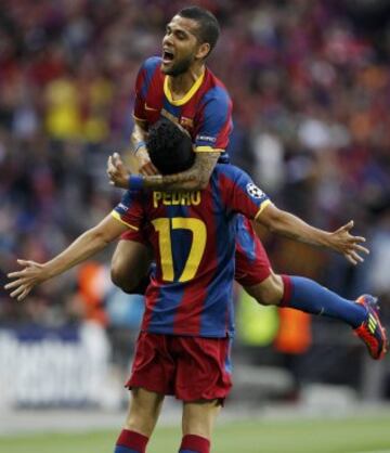 Alves celebra con Pedro la Champions de 2011.