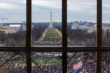 Los manifestantes pro-Trump irrumpieron en el Capitolio tras derribar 4 capas de vallas de seguridad, mostrando su inconformidad con los resultados de las elecciones presidenciales del 2020, mismas en las que el dem¨®crata, Joe Biden, le quit¨® la reelecci¨®n a Donald Trump, resultando el 46? Presidente electo de los Estados Unidos.